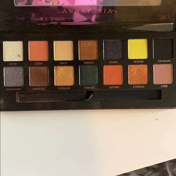 Eyeshadows - Picture 2 of 2